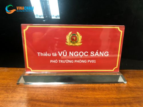 Biển tên chức danh được dùng trong các cuộc họp, hội nghị