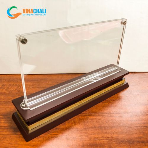 Biển chức danh đế gỗ mặt mica