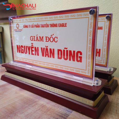 Biển chức danh mica đế gỗ có ốc