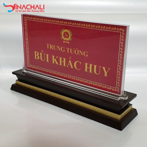 Biển chức danh đế gỗ mặt mica
