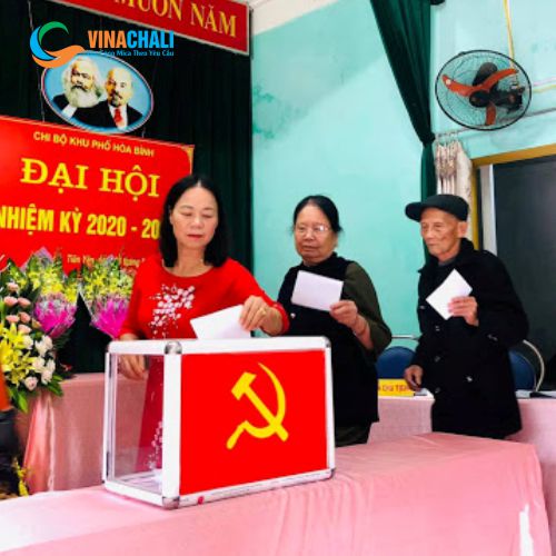 Hòm phiếu đại hội chi bộ xã