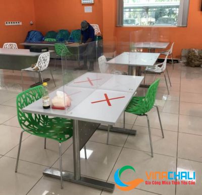 Vách ngăn phân chia khu vực ăn trong cửa hàng đồ ăn nhanh