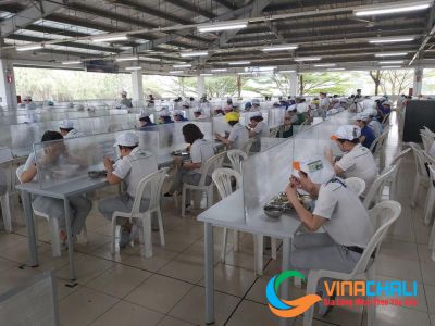 Lắp đặt vách chia trên bàn khu ăn uống chung ở một công ty sản xuất thiết bị công nghiệp