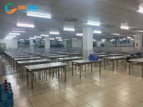 lắp đặt vách ngăn bàn ăn mica cho nhà ăn công ty