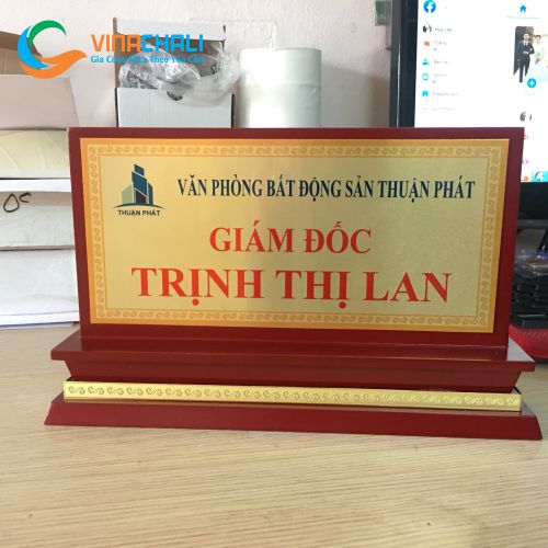 Biển Chức Danh Để Bàn Đế Gỗ Mặt Đồng Ăn Mòn 4