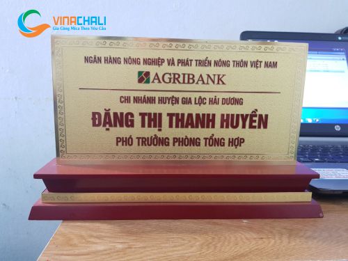 Biển chức danh đế gỗ đồng ăn mòn 2 mặt