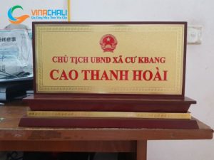 Biển Chức Danh Để Bàn Đế Gỗ Mặt Đồng Ăn Mòn 7