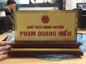 Biển Chức Danh Để Bàn Đế Gỗ Mặt Đồng Ăn Mòn 6