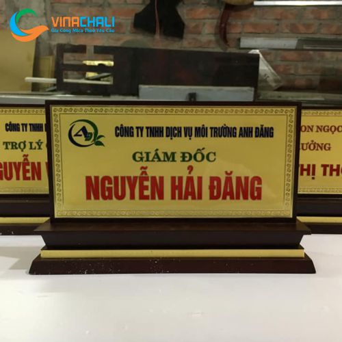 Biển chức danh đế gỗ mặt đồng ăn mòn