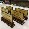 Biển Chức Danh Để Bàn Đế Gỗ Mặt Đồng Ăn Mòn 9