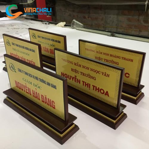 Biển Chức Danh Để Bàn Đế Gỗ Mặt Đồng Ăn Mòn 2