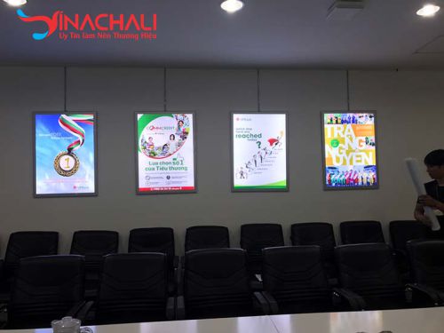 Hộp đèn siêu mỏng trong phòng giao dịch