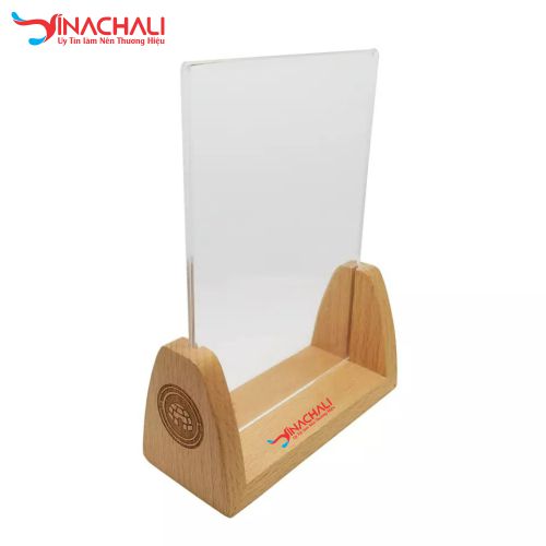 Menu mica đế gỗ cho khách sạn