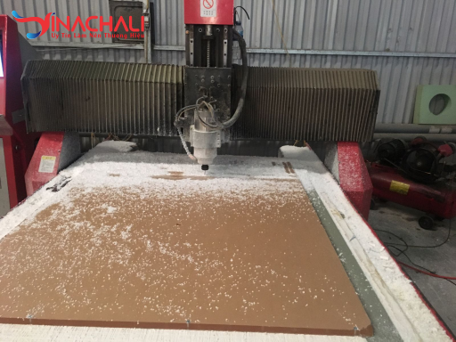 Sử dụng máy cắt cnc để cắt tấm mica dày 2cm