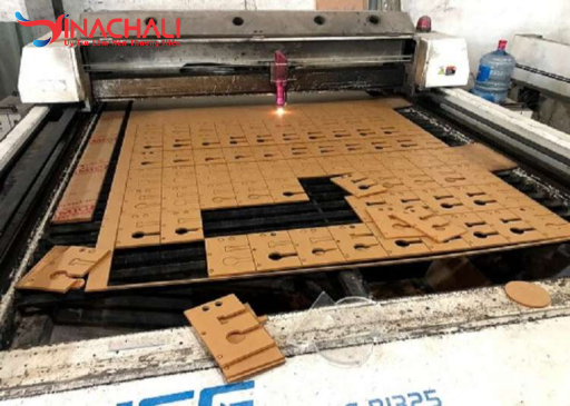Dùng máy cắt laser để cắt và gia công tấm mica