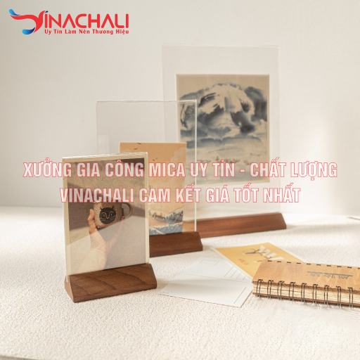 Standee mica đế gỗ cao cấp